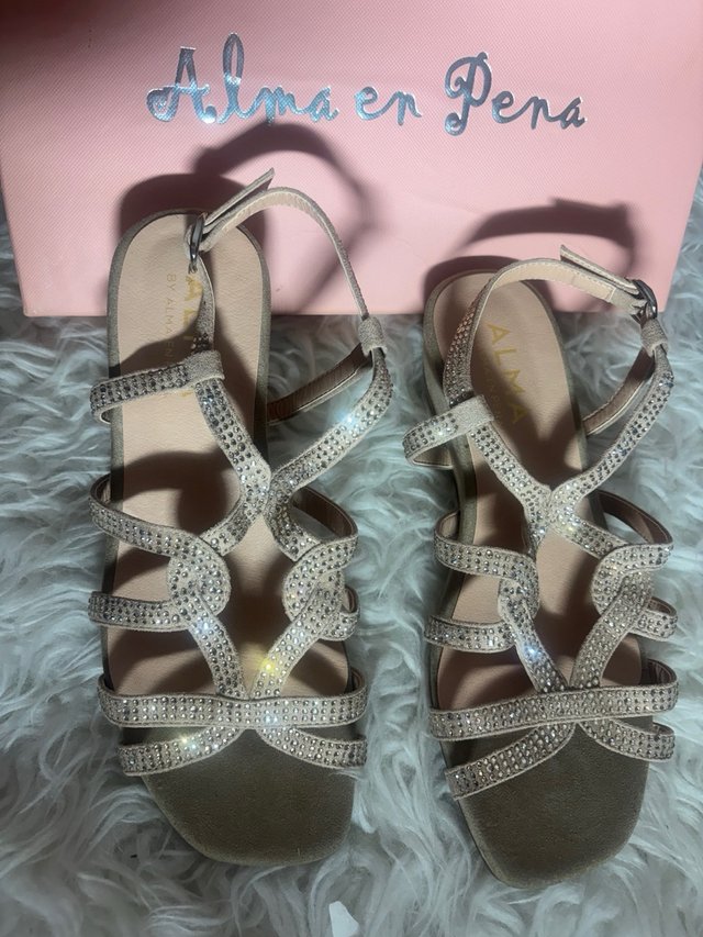 Sandalias Alma en Pena Beige y Doradas