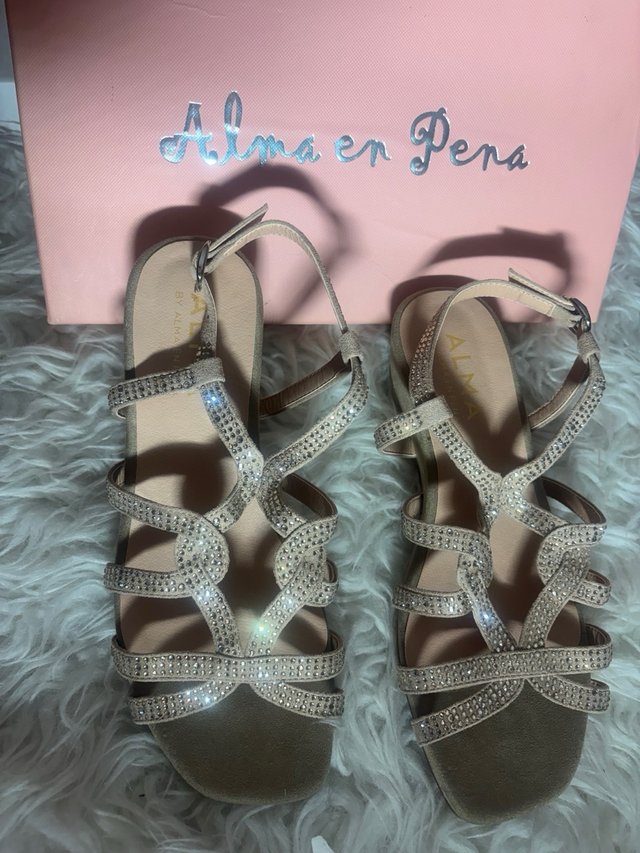 Sandalias Alma en Pena Beige y Doradas