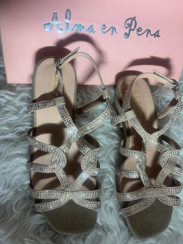 Sandalias Alma en Pena Beige y Doradas