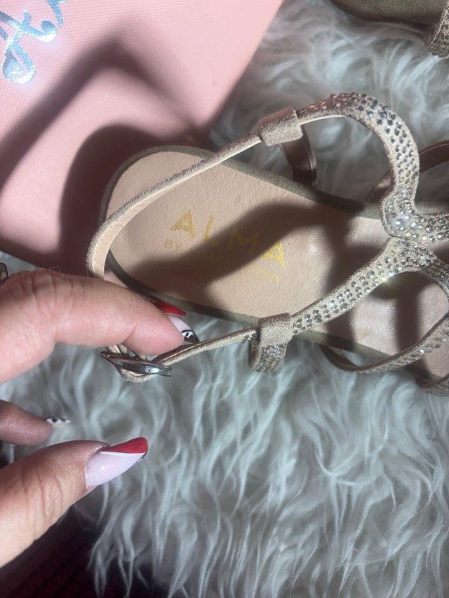 Sandalias Alma en Pena Beige y Doradas