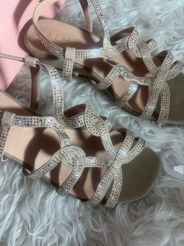 Sandalias Alma en Pena Beige y Doradas