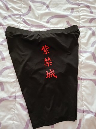 Pantalones cortos negros con dragón rojo