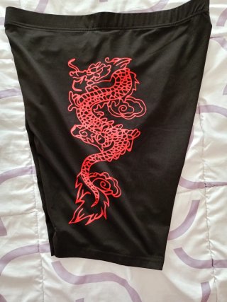 Pantalones cortos negros con dragón rojo