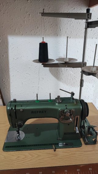 Máquina de coser industrial Refrey