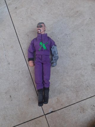 Muñeco de acción morado con brazo robótico