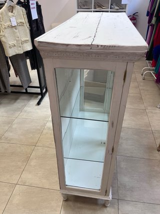 Mueble vitrina vintage blanco y dorado