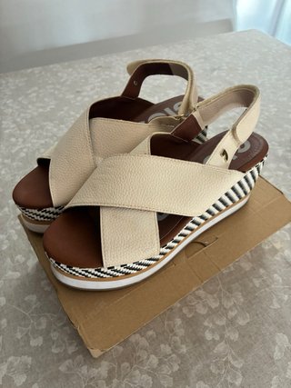 Sandalias cuña Gioseppo beige y multicolor