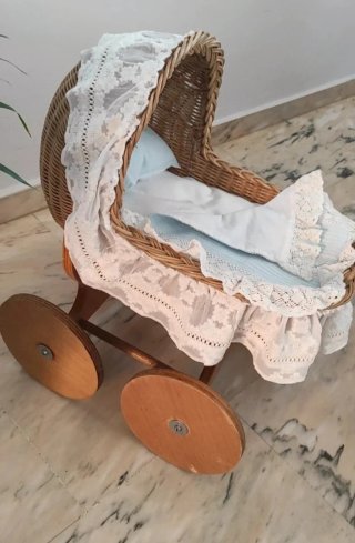 Capazo antiguo mimbre muñecas