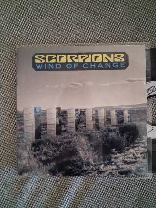 SCORPIONS: lote 2 discos single vinilo 7" 45 rpm