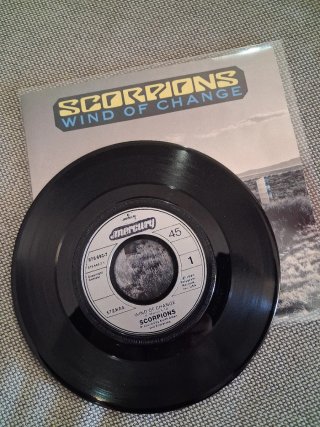 SCORPIONS: lote 2 discos single vinilo 7" 45 rpm