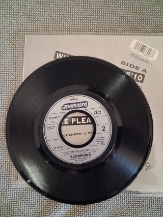 SCORPIONS: lote 2 discos single vinilo 7" 45 rpm