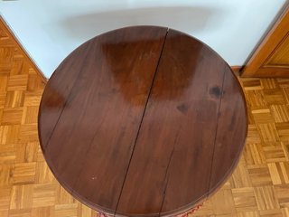 Mesa de comedor antigua de madera redonda