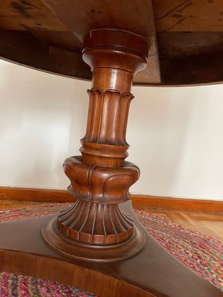 Mesa de comedor antigua de madera redonda