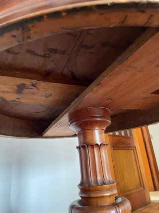 Mesa de comedor antigua de madera redonda