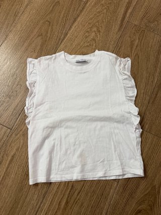 Camiseta blanca con volantes