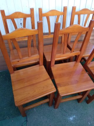 Seis sillas de madera de pino