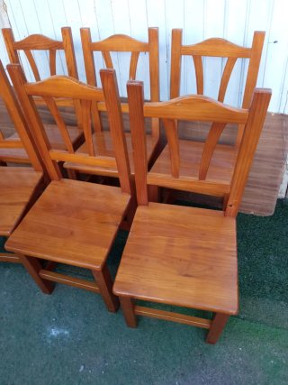 Seis sillas de madera de pino