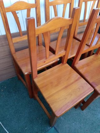 Seis sillas de madera de pino