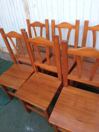 Seis sillas de madera de pino