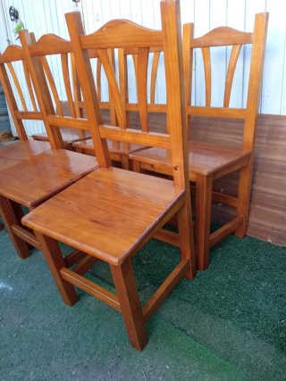 Seis sillas de madera de pino