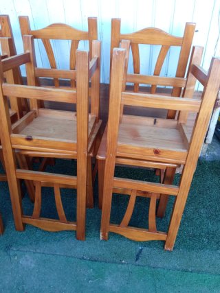 Seis sillas de madera de pino