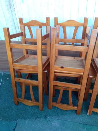 Seis sillas de madera de pino