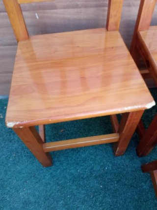Seis sillas de madera de pino