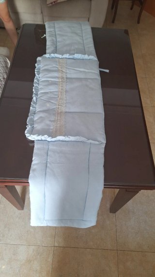 Colcha y chichoneras de cuna azul