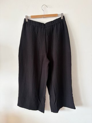 Pantalón culotte negro con pinzas Stradivarius