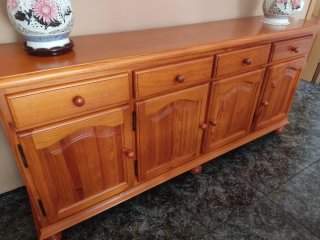 Bufet de madera con cajones y puertas