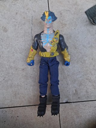 Muñeco de acción con traje y accesorios