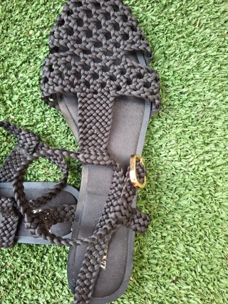 Sandalias planas negras Zara con detalle dorado