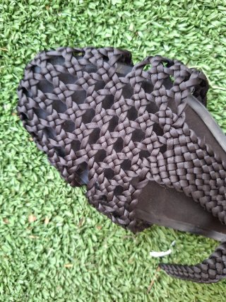 Sandalias planas negras Zara con detalle dorado