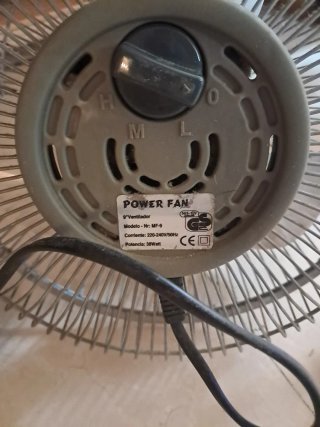 Ventilador de mesa plateado y blanco
