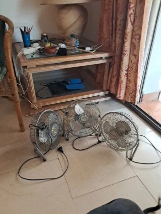 Ventilador de mesa plateado y blanco