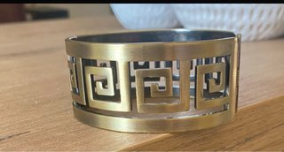 Pulsera dorada con diseño griego
