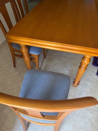 Mesa de pino miel y 6 sillas tapizadas