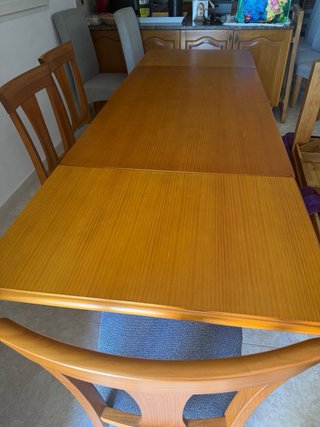 Mesa de pino miel y 6 sillas tapizadas