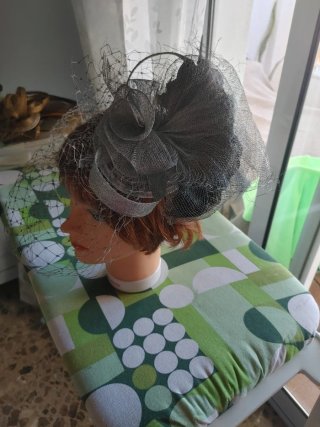 Tocado de fiesta negro y marrón