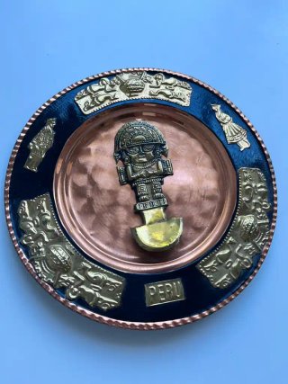 Plato decorativo Peru con figuras