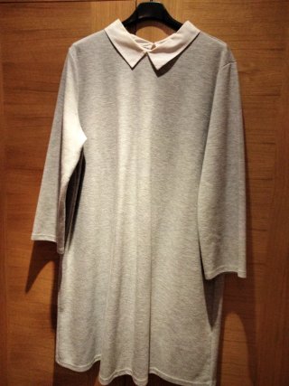 Vestido gris con cuello blanco