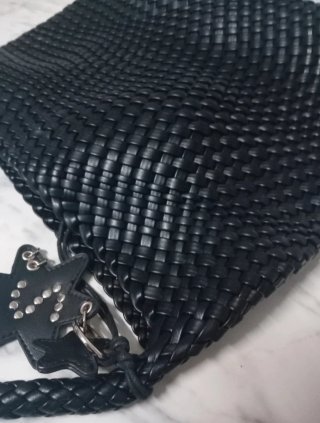 Bolso negro tejido con charm de estrella