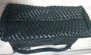 Bolso negro tejido con charm de estrella