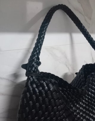 Bolso negro tejido con charm de estrella