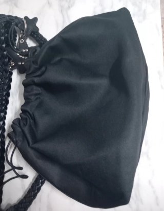 Bolso negro tejido con charm de estrella