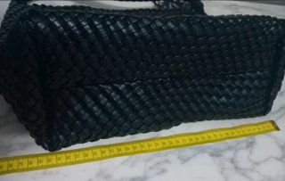 Bolso negro tejido con charm de estrella