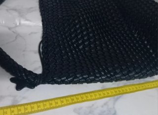 Bolso negro tejido con charm de estrella