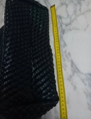 Bolso negro tejido con charm de estrella