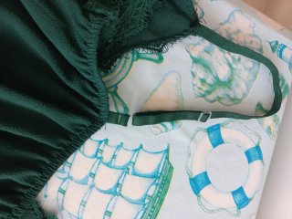 Camisa lencera verde con encaje, tirante ajustable
