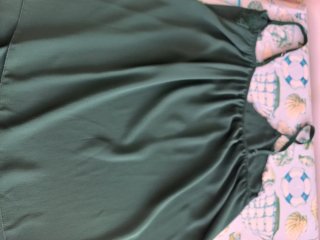 Camisa lencera verde con encaje, tirante ajustable